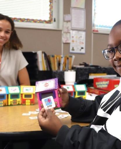 United Reader mentor working with a student