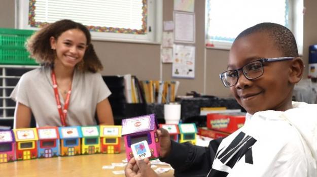 United Reader mentor working with a student